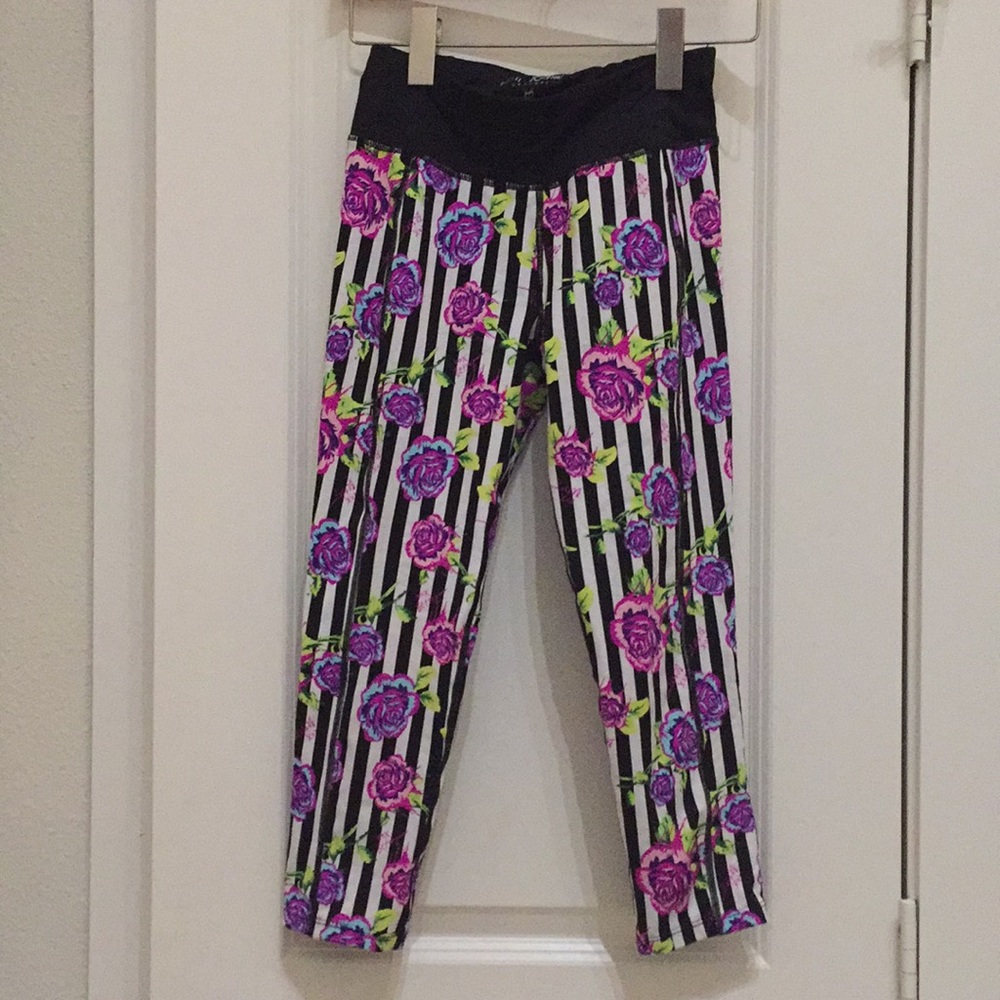 Betsey Johnson Black Stripe Floral quirky Capri Workout Yoga Leggings Xs - Picture 3 of 11